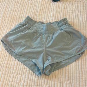 Lululemon hotty hot shorts 2.5 inch